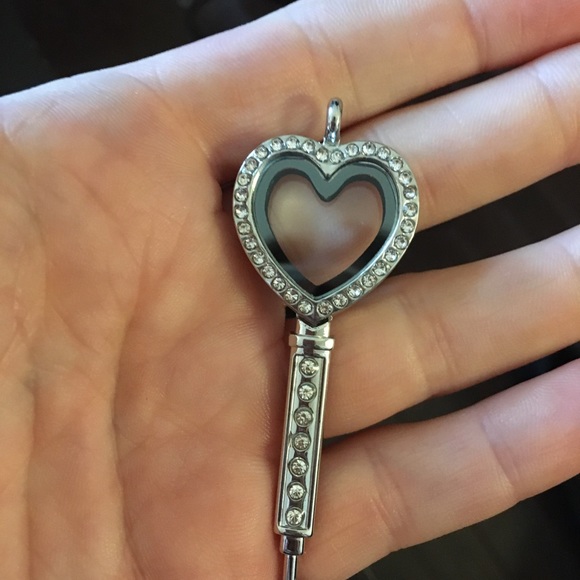 Rhinestone Magnetic Heart Locket Key Shape Pendant - Picture 2 of 4